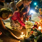 Vigilia con velas y flores en memoria de Joan Sebastián Durán Guerrero, tras el operativo de ICE en Maine.