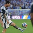 Jugadores de Argentina realizan trabajos de campo en la previa del duelo ante Inglaterra en Atlanta.