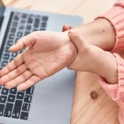 La artritis psoriásica causa dolor en las articulaciones, y deriva en daño en las mismas a largo plazo.