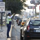 Un agente dando paso a vehículos.