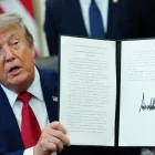 El presidente de los Estados Unidos, Donald J. Trump, firma una orden ejecutiva relativa a terrenos en Utah en Washington, DC, EE. UU., el 13 de julio de 2026.