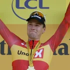 El ciclista noruego Soren Wærenskjold, del Uno-X Mobility, celebra en el podio tras ganar la etapa 11 del Tour de Francia.