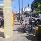 Los motociclistas que infringieron la normativa debieron retirar las motocicletas de la acera porque impiden la movilidad peatonal.