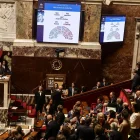 Pantallas muestran los resultados de la votación sobre un proyecto de ley relativo al derecho a la muerte asistida en la Asamblea Nacional de París, Francia, este miércoles.