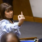 Se captó a la senadora paraguaya Celeste Amarilla, al hacer con su mano derecha un gesto grosero.
