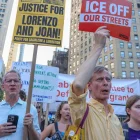 Personas participan en la protesta "ICE Out: Justicia para Lorenzo y Joan" en Foley Square, Nueva York, EE. UU., el 14 de julio de 2026.