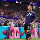 Lautaro Martínez celebra con euforia el tanto que aseguró la clasificación de Argentina.