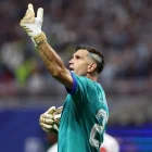 El Dibu Martínez festejó con la hinchada en la victoria de Argentina ante Inglaterra en la semifinal del Mundial 2026.