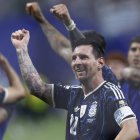 El capitán de la selección argentina de fútbol Lionel Messi se pone al nivel de un históric mundialista brasileño.