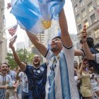 Aficionados celebran el triunfo de Argentina ante Inglaterra en las semifinales del Mundial, en la Quinta Avenida de Manhattan, en Nueva York.