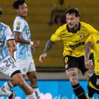 Jugadores de Guayaquil City y Barcelona disputan el balón.