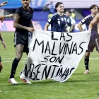 Jugadores de la Selección de Argentina sostienen un cartel con la frase: "Las Malvinas son argentinas", tras derrotar a Inglaterra en el Mundial de la FIFA 2026.