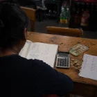 Una mujer revisa sus cuentas ante la falta de crédito formal, una situación que empuja a miles de ecuatorianos hacia préstamos del chulco. Imagen referencial.