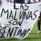 Jugadores exhiben una pancarta con la consigna sobre las Islas Malvinas durante el Mundial 2026, gesto que generó reclamos diplomáticos.