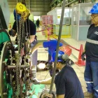 Técnicos realizan reparaciones en el parque térmico de Ecuador.