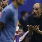 Thomas Tuchel, seleccionador de Inglaterra, reclama una decisión durante el partido ante Argentina por la semifinal del Mundial 2026.
