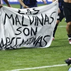 La Selección de Argentina expuso un cartel con la frase "Las Malvinas son argentinas", tras derrotar a Inglaterra en el Mundial de la FIFA 2026.