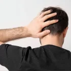 La psoriasis en el cuero cabelludo puede ser una señal de artritis psoriásica, por lo que es importante consultar con un médico sobre su aparición.