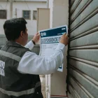 Funcionario municipal colocó un sello de clausura en obra que se realiza en el Barrio del Astillero, sur de Guayaquil.