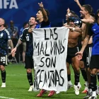 Los jugadores argentinos sostienen una pancarta con el lema "Las Malvinas (Islas Falkland) pertenecen a Argentina", tras ganar el partido de semifinales del Mundial de Fútbol, el 15 de julio de 2026.