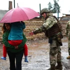 Integrantes del Ejército de Chile evacúan un campamento que presenta riesgo de inundación en la ribera del río Mapocho en Talagante (Chile).