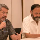 Xavier Michelena, a la derecha, en un encuentro literario como referente cultural.