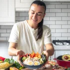 Si el objetivo es incrementar el consumo de fibra, los especialistas coinciden en que alimentos como el aguacate son una buena opción.