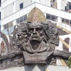 El mural Rumiñahui, del maestro Theo Constante, se impone en el antiguo edificio del Museo Antropológico del Banco Central, en avenida 9 de Octubre y Antepara.