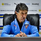 Patricio Hurtado dirigirá a Liga hoy ante Leones, tras la salida de Tiago Nunes de la dirección técnica.