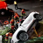 Un vehículo habría caído hacia la avenida Mariscal Sucre, en Quito. El siniestro dejó tres fallecidos y ocho heridos, según Bomberos.