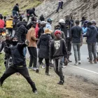 Varios hombres lanzan piedras durante los enfrentamientos con los partidarios del exvicepresidente y líder de la oposición en Nairobi el 21 de agosto de 2025.