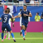 Kylian Mbappé (c) celebró 2 goles en la derrota de Francia 3-5 ante Inglaterra.