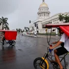 Un par de bicitaxis fue captado este 11 de julio frente al Capitolio de La Habana (Cuba), mientras el país padece el segundo apagón eléctrico nacional de esta semana y el cuarto del año.