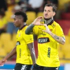 Darío Benedetto celebra su gol ante Libertad.