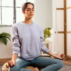 El origen espiritual del yoga genera cuestionamientos sobre su adaptación a otras creencias.