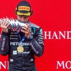 Andrea Kimi Antonelli de Mercedes besa el trofeo de ganador del Gran Premio de Bëlgica.
