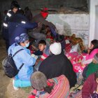 Personas resguardándose tras un sismo en la provincia de Chupaca, en la región de Junín.