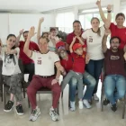 Hinchas españoles apoyaron a su selección a la distancia.