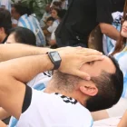 Aficionado de Argentina se lamenta durante el partido contra España.