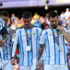 Lionel Messi (d.), Rodrigo De Paul y Enzo Fernández con las medallas de plata.