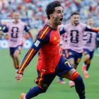 Ferran Torres celebra su gol mientras la afición española estalla de júbilo.