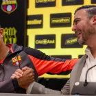 César Farías junto a miembros de la directiva de Barcelona Sporting Club durante una actividad institucional.