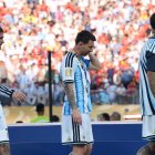 Lionel Messi (c) de Argentina durante la premiación del segundo lugar del Mundial de la FIFA 2026, junto a otros de sus compañeros.