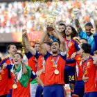 El capitán de la selección española Rodri levantó la copa ante el grito y algarabía de sus compañeros.