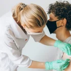 Referencial. Vacunación en Cuenca como parte de la vigilancia epidemiológica del MSP ante un caso sospechoso de sarampión.