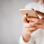 Smartphone en uso, reflejo de la conectividad que Apple busca reforzar con el iPhone 18 Pro Max.