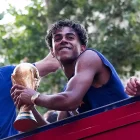 Lamine Yamal exhíbe el trofeo Mundial durante los festejos de la selección española en Madrid.