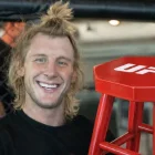 Paddy Pimblett posa junto al asiento que adquirió tras la derrota de Ilia Topuria, combate en el que el hispano-georgiano perdió su invicto como profesional.