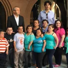 Jaime Guevara-Aguirre (atrás, a la izquierda) junto a varios participantes del estudio Laron en la Escuela de Gerontología Leonard Davis de la USC en Los Ángeles