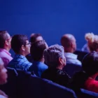El artículo plantea recuperar los cine fórum y mejorar las condiciones de las salas para incentivar el regreso del público al cine.